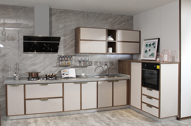 实木橱柜和不锈钢橱柜哪个好？两者优缺点对比分析