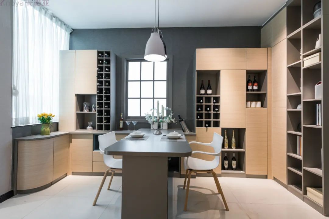 餐边柜和餐桌融为一体，更节省空间