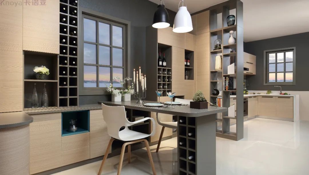 餐边柜和餐桌融为一体，更节省空间