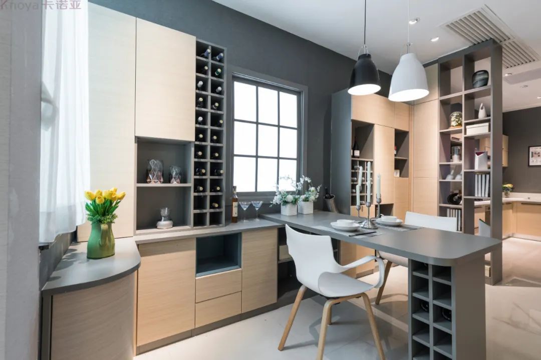 餐边柜和餐桌融为一体，更节省空间