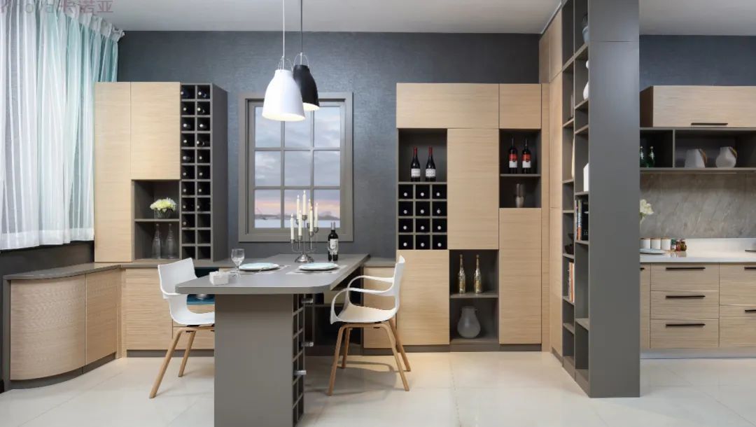 餐边柜和餐桌融为一体，更节省空间